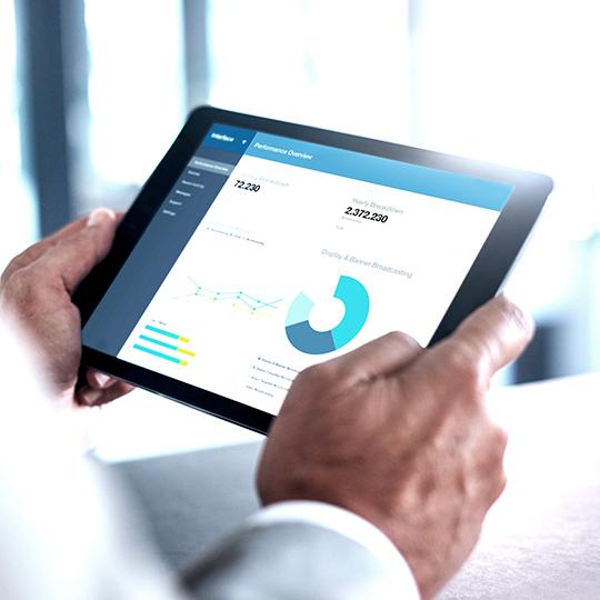 Approfittate di ciò che l'automazione può offrire close up of hands holding a tablet showing a graph