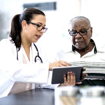 Come migliorare il supporto nel settore Sanità doctor showing patient some files