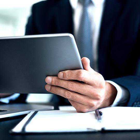 Importanza della sicurezza delle informazioni man using tablet