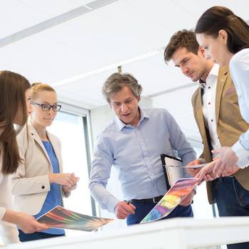 Innovazione solo toner colleagues discussing coloured printouts