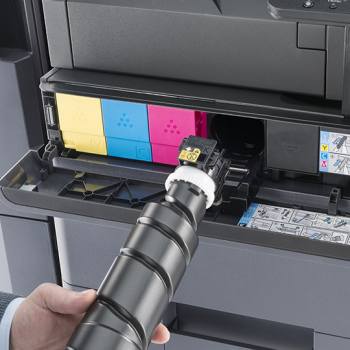 La tecnologia di lunga durata risparmia risorse  black toner being plugged into a Kyocera printer