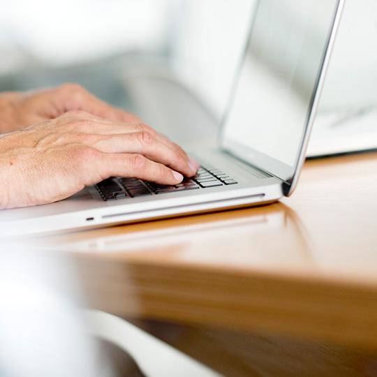 I più alti standard in materia di sicurezza dati close up of hands typing on a laptop
