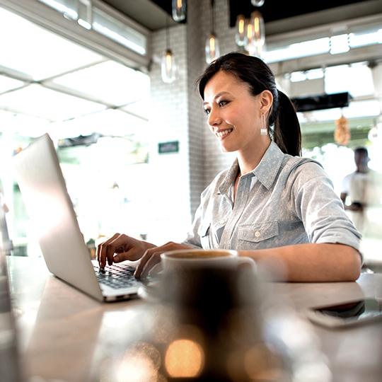 Come ottimizzare il processo di fatturazione woman working on a laptop
