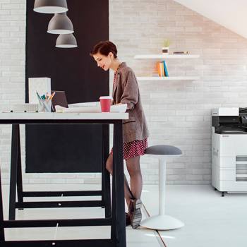 Ottenete un vantaggio competitivo woman working in a modern office