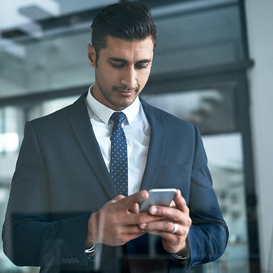 La cattura è solo un modo per ottimizzare i processi. businessman checking his phone