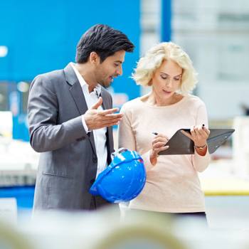 Come migliorare la produzione colleagues doing a factory check