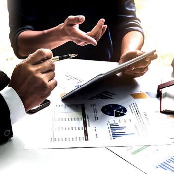 I vantaggi di una contabilità automatizzata close up of man pointing at tablet