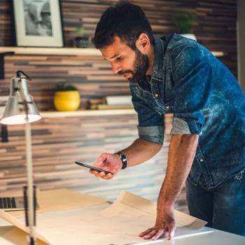 Investire in una soluzione di gestione documentale designer taking photos with mobile phone