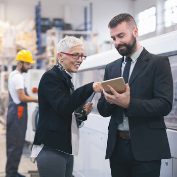 Software flessibile che si adatta a ogni azienda businessmen in a factory