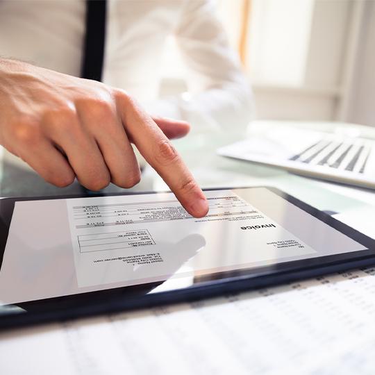 Informazioni su Kyocera Capture Manager hand working with a tablet