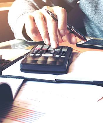 Verificare e assicurare la conformità  close up of working on a calculator