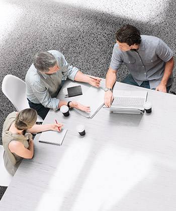 I legami della mente umana view from above of colleagues in a meeting