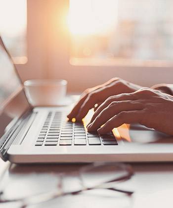 Creare spazi di lavoro condivisi close up of hands typing on a laptop keyboard