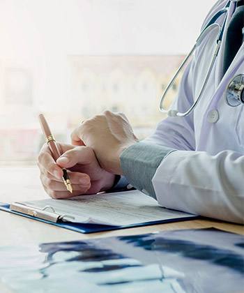 Garantire maggiore trasparenza close up of doctor's hands writing