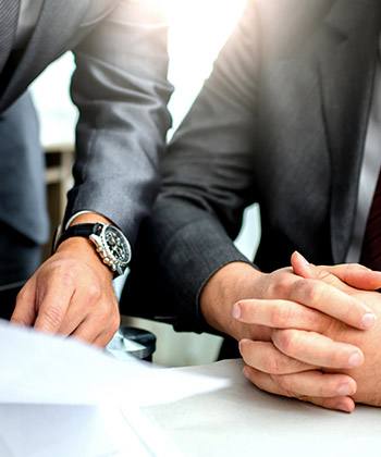Organizzare il flusso di approvazione close up of businessman's hands