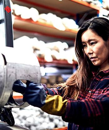 Ridurre i costi operativi woman manufacturing a product
