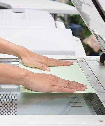 Integrazione in sistemi esistenti close up of a document being scanned