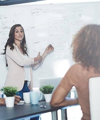 Forniscono una base per la condivisione delle info businesswoman presenting in a meeting