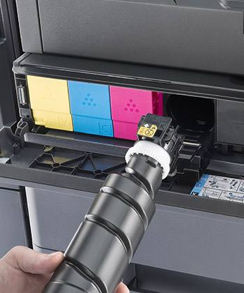 Problemi difficili richiedono azioni difficili key toner cartridge being inserted into printer