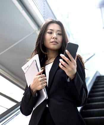 Assicurare l'accuratezza delle informazioni businesswoman checking her smartphone