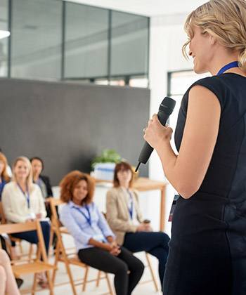 Apprendimento e sviluppo woman presenting in front of a group