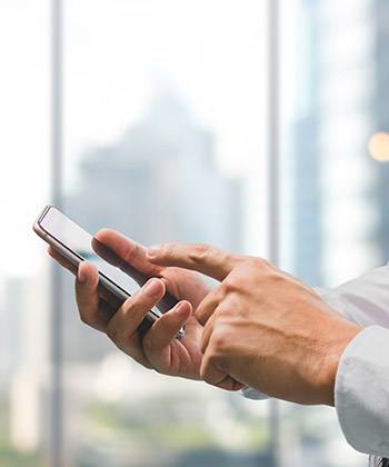 Risparmiare risorse: tempo e denaro close up of hand texting on a smartphone