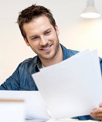 Proteggiti dalle minacce, passa alla sicurezza man looking to papers