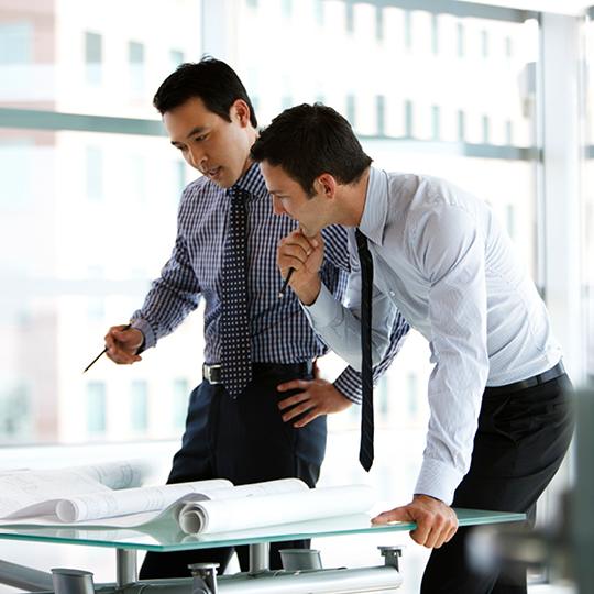 Calcola il tuo ritorno sull'investimento men looking