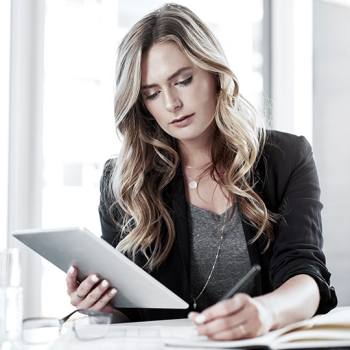 Che cosa sono i Content Service? girl tablet