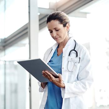Usare la tecnologia per migliorare la sanità doctor with tablet