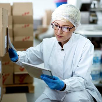 Soluzioni innovative per i produttori  woman looking into a tablet