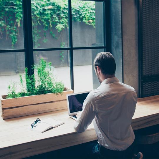 KYOCERA presente nel Magic Quadrant di Gartner per gli ECM man working with a laptop